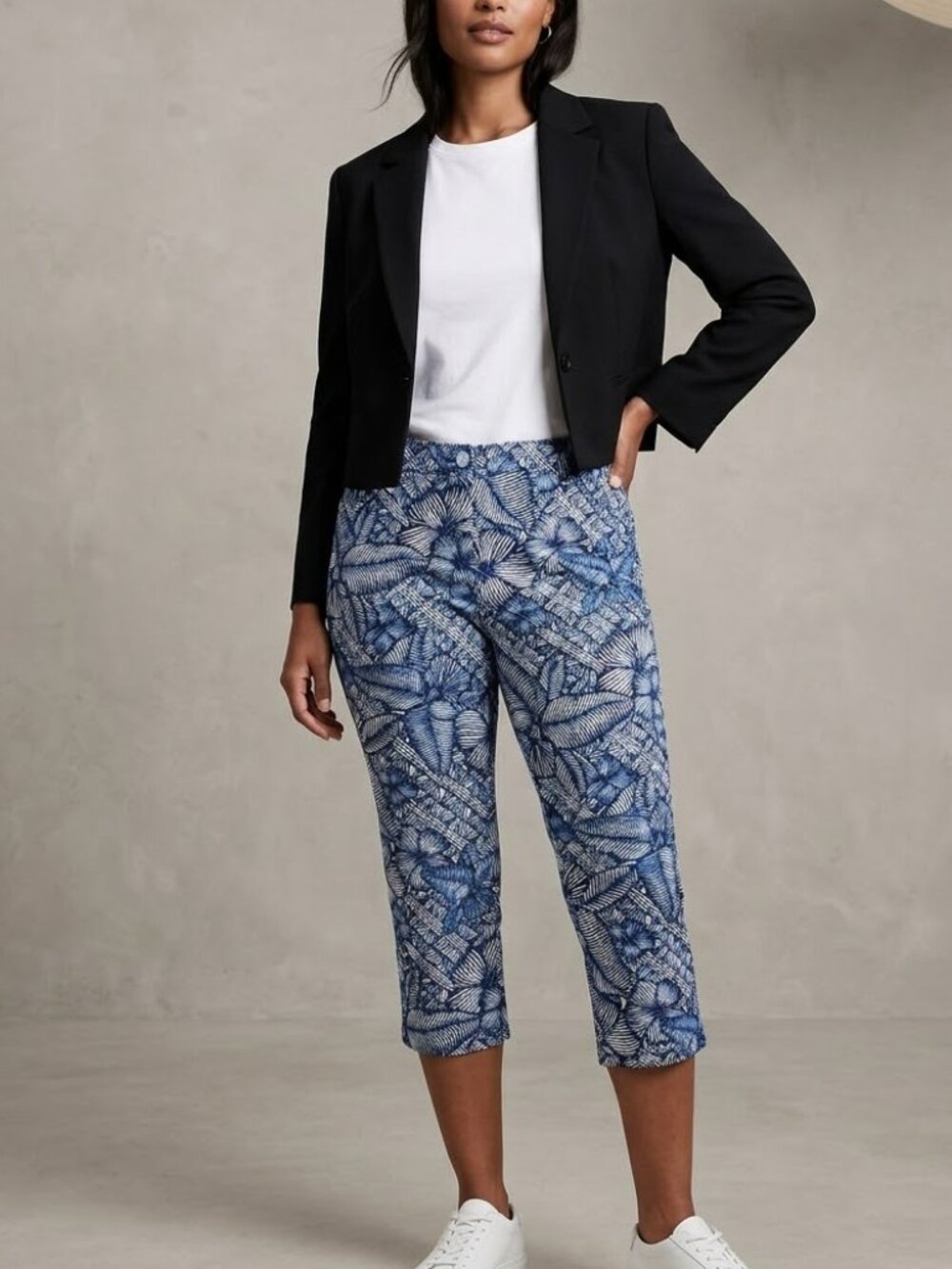 Chicos So Slimming Blue Abstract Brigitte Crop Capri Pants SZ 2 (US 12/L)